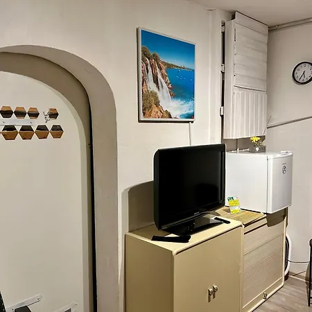 Deine Pension, Double P1, 1-2 Beds, 10qm, Check-in 4pm - 5am 招待所 克雷格林根