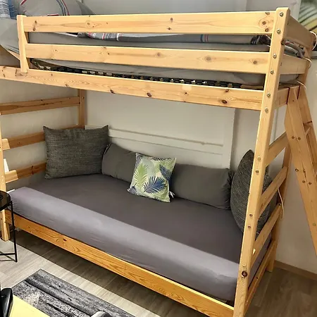 Deine Pension, Double P1, 1-2 Beds, 10qm, Check-in 4pm - 5am 게스트하우스 *
